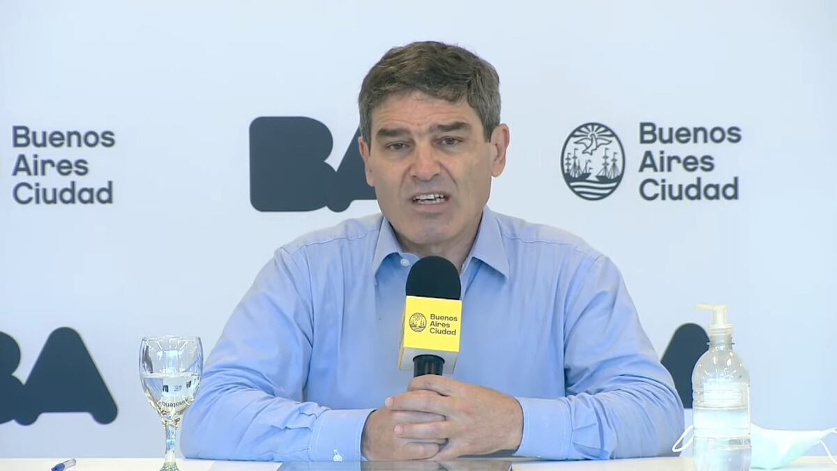 Fernán Quirós afirmó que un 89% de los porteños mayores de 18 años tiene anticuerpos efectivos contra el coronavirus y que la semana que viene comenzarán a aplicarles terceras dosis a los mayores de 50 años que fueron vacunados con Sinopharm.