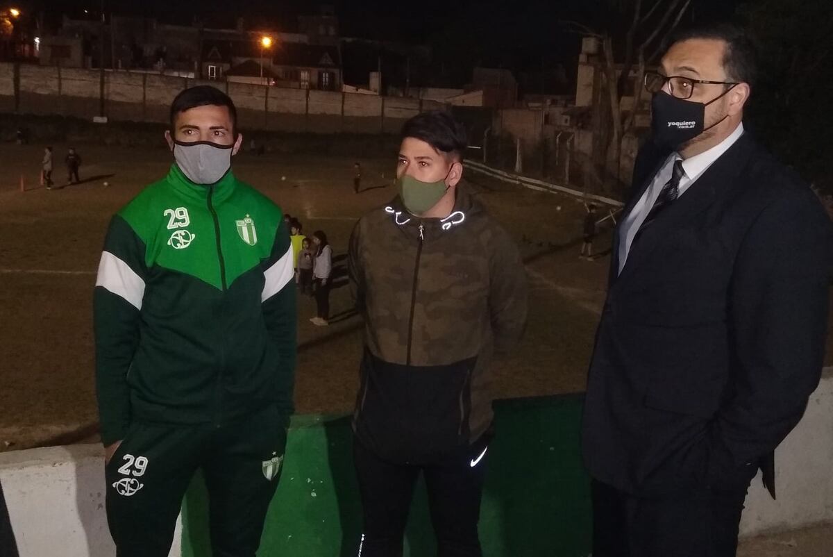 Pablo Ferrero, Iván Radicci junto a su abogado Sebastián Ponce. Los jugadores de Bella Vista fueron sancionados con cinco años de suspensión por el TD de la LCF.