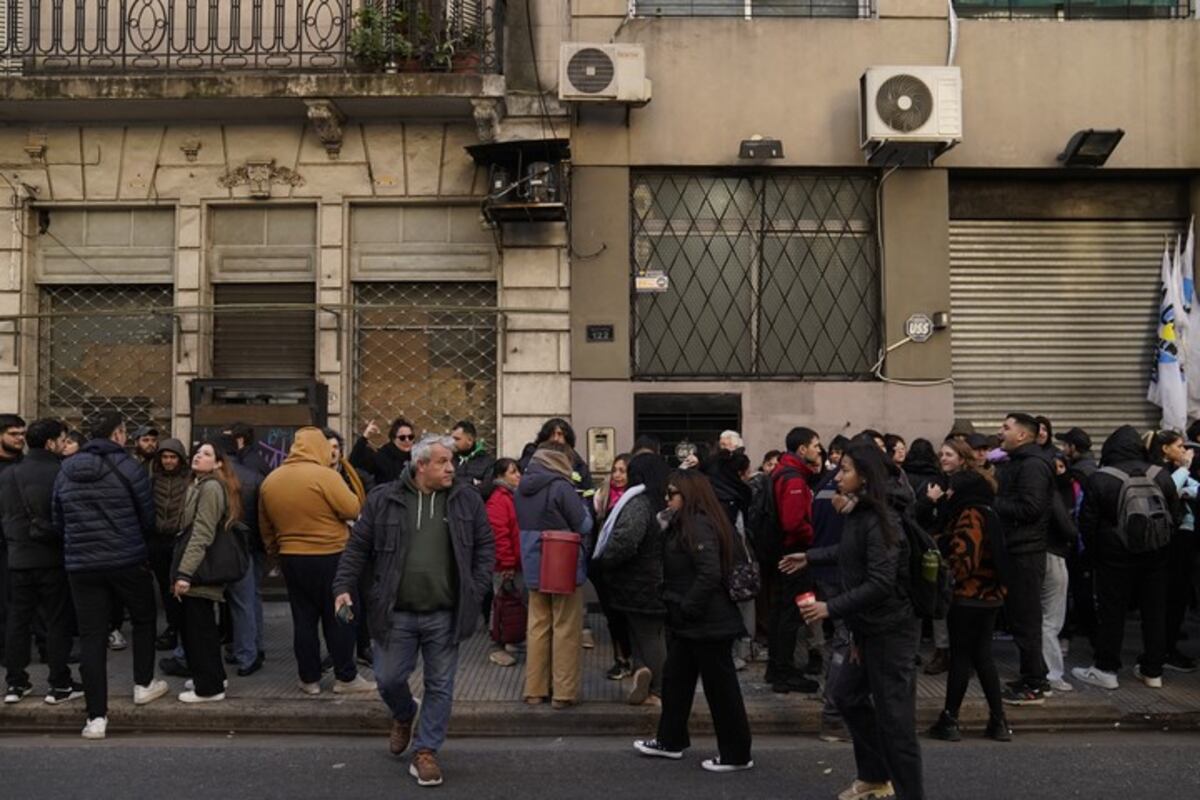 Militantes se reúnen en la sede del PJ para darle el apoyo a Cristina Kirchner. (Gentileza Clarin)