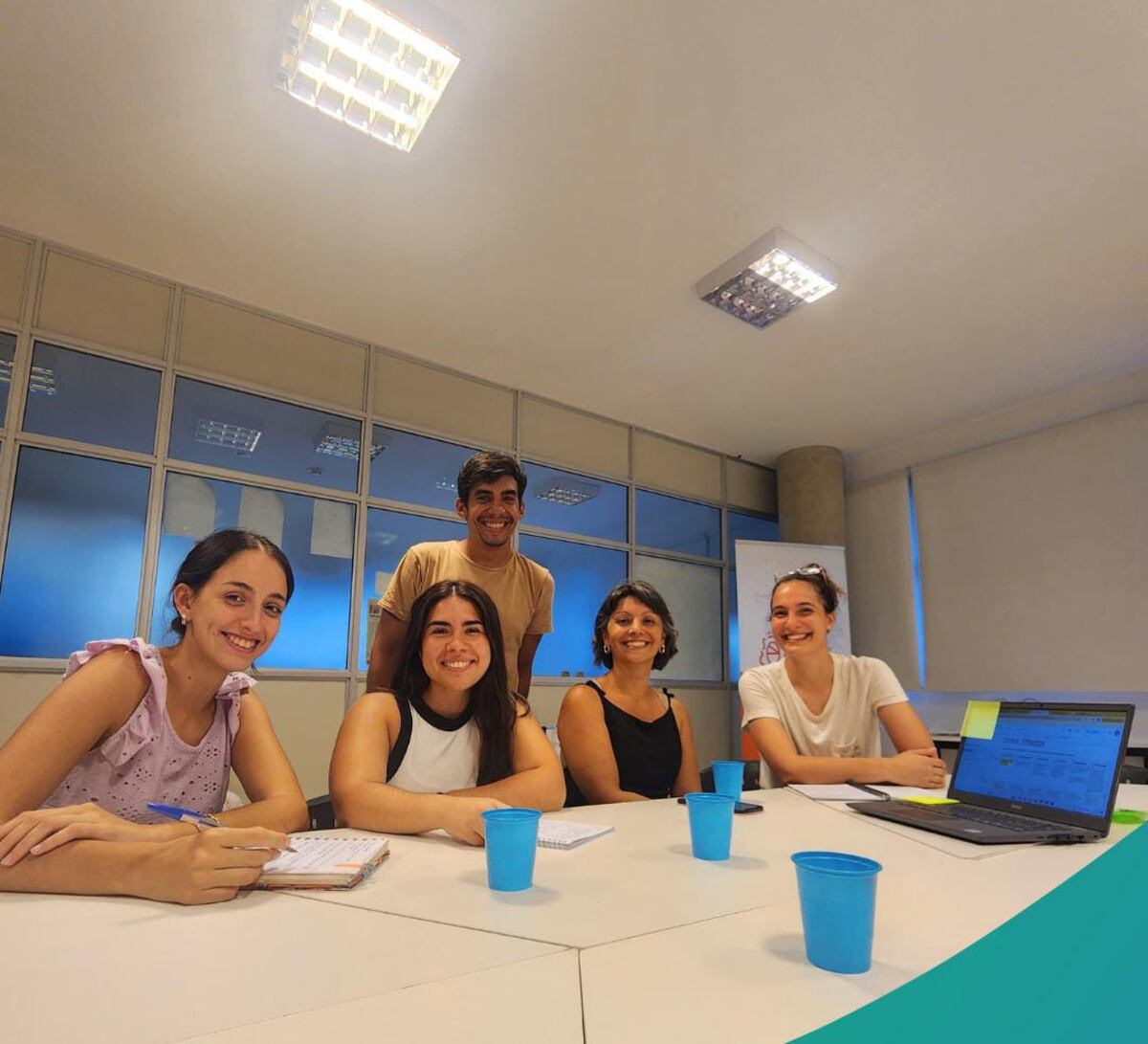 EQUIPO. Noelia Bajales Luna, Agustina Cruccianelli, Candelaria Martínez, Sofía Sena y Nicolás Martin conforman el músculo que desarrolla a Filintech. (Gentileza Filintech)