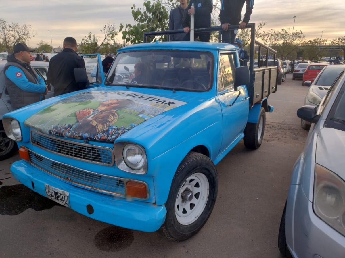 El rastrojero pirata que llevó hinchas de Belgrano al Kempes para el partido de la Sudamericana. (La Voz)