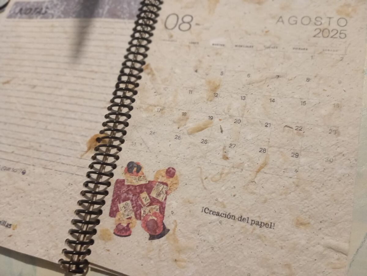 Crearon agendas reciclando colillas de cigarrillos.