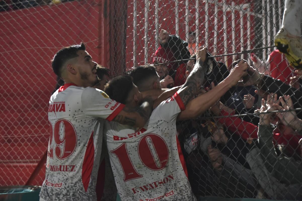 Adrián Maravilla Martínez marcó el 2-1 de Instituto ante Lanús, en Alta Córdoba. (Facundo Luque / La Voz)