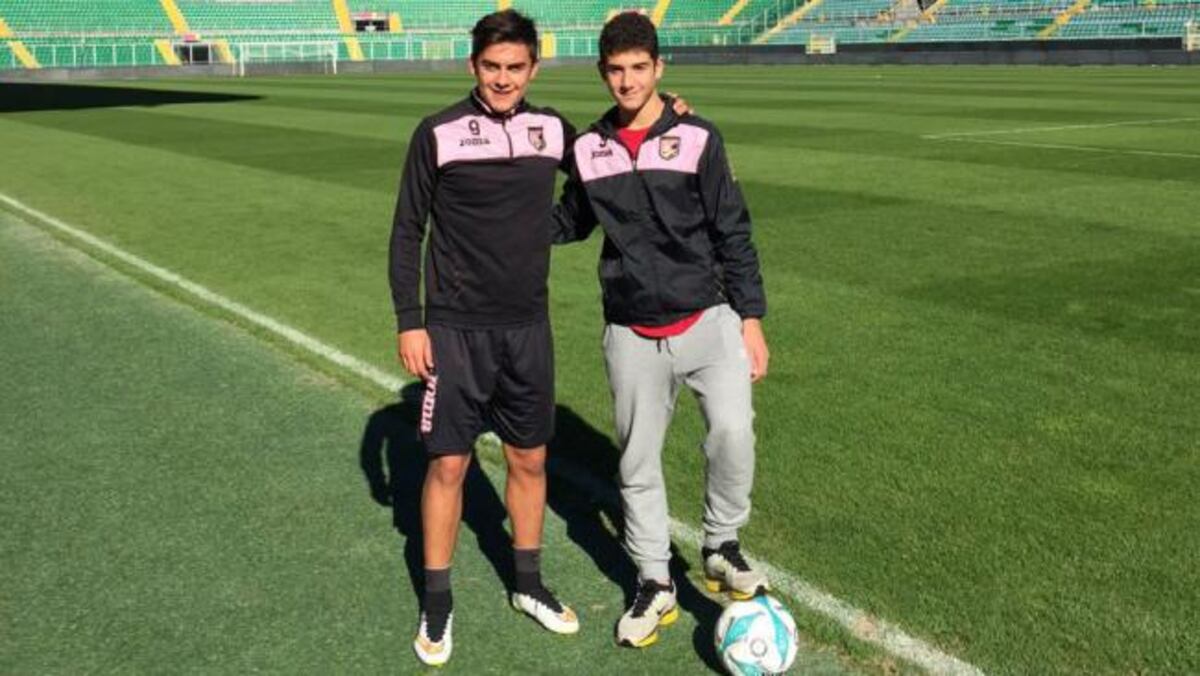 Paulo Dybala junto a Lautaro, su sobrino, en la época del Palermo de Italia. (Archivo).