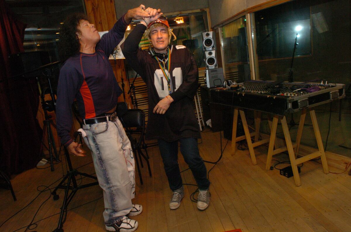 La Mona y Pity Álvarez, cuarteteando en estudio. (La Voz/ Archivo)