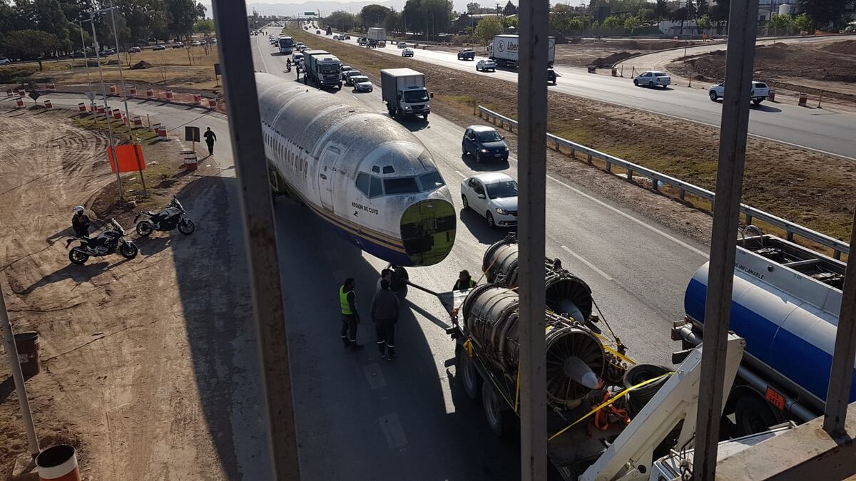 Sacan el avión atascado en el puente de la circunvalación (José Hernández / La Voz)