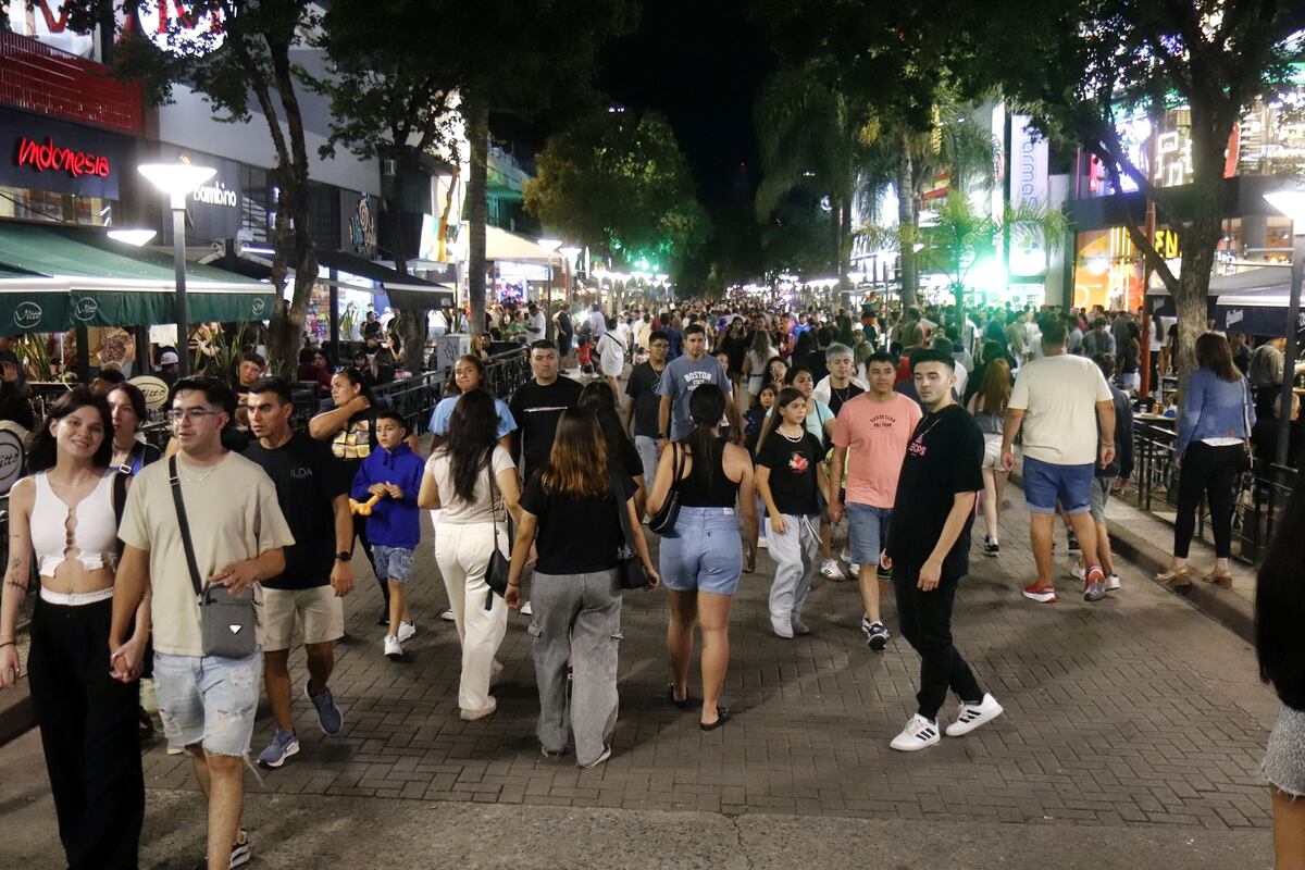 Turismo en el centro de Villa Carlos Paz durante el fin de semana largo de Carnaval. (La Voz)