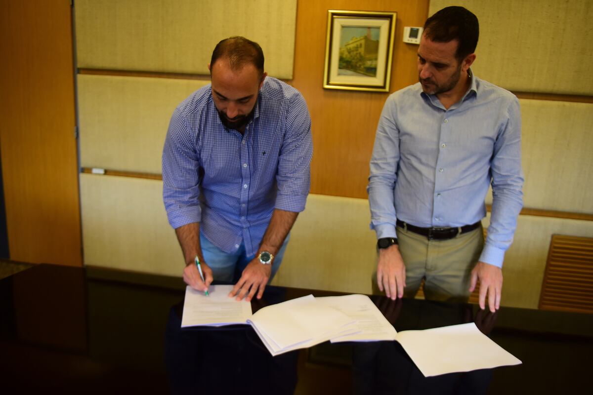 Sebastián Lazcano, Gerente Comercial y de Marketing de La Voz y Carlos Villar, Presidente de HINS poniendo sus firmas para ratificar el acuerdo.