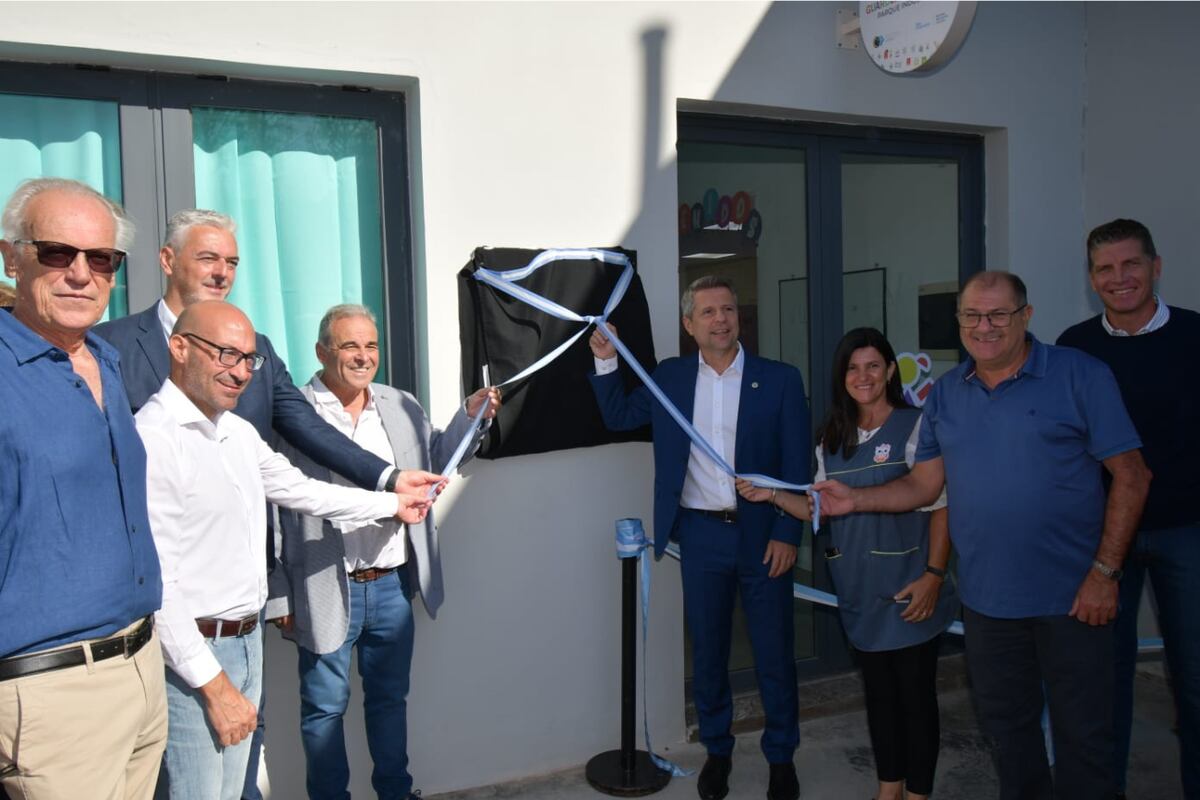 Damián Bernarte junto a otros funcionarios municipales en la inauguración de la nueva guardería.