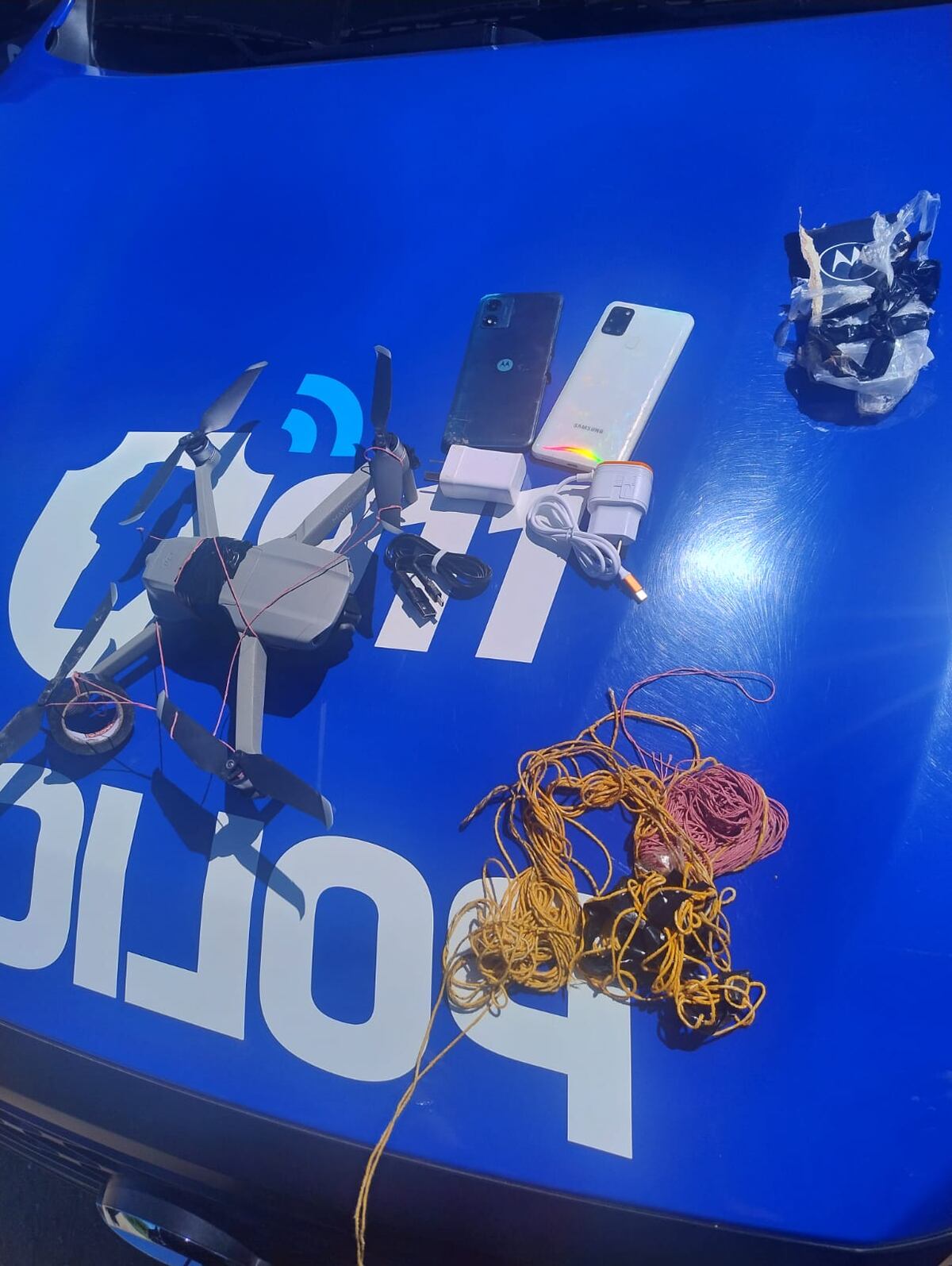 El drone y lo secuestrado. (Policía)