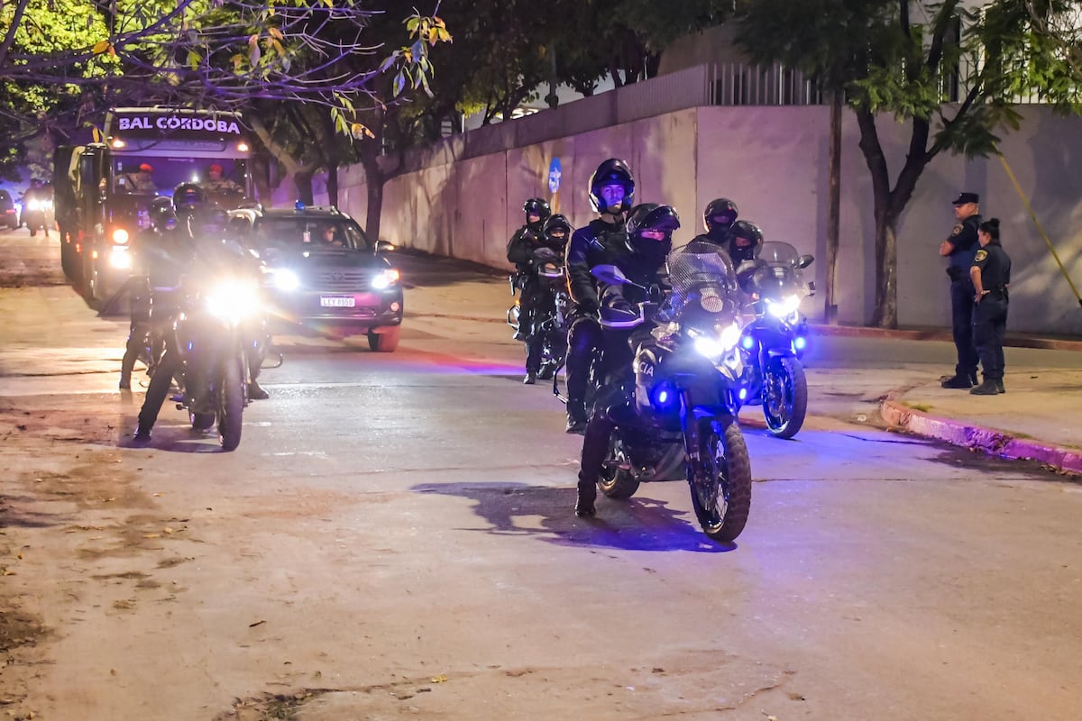 El ministro de Seguridad, Juan Pablo Quinteros, supervisó el operativo de traslado y destrucción de casi 8 mil armas de fuego incautadas por la Policía de Córdoba. (Policía de Córdoba)