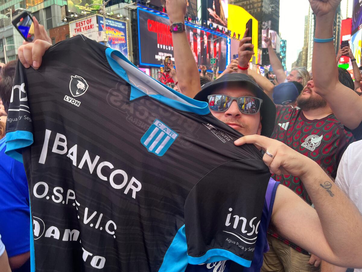 Hinchas de Argentina en el banderazo del Times Square antes de Argentina - Canadá por la Copa América. (Foto de Federico Jelic, enviado especial de Radio Mitre Córdoba a Estados Unidos)