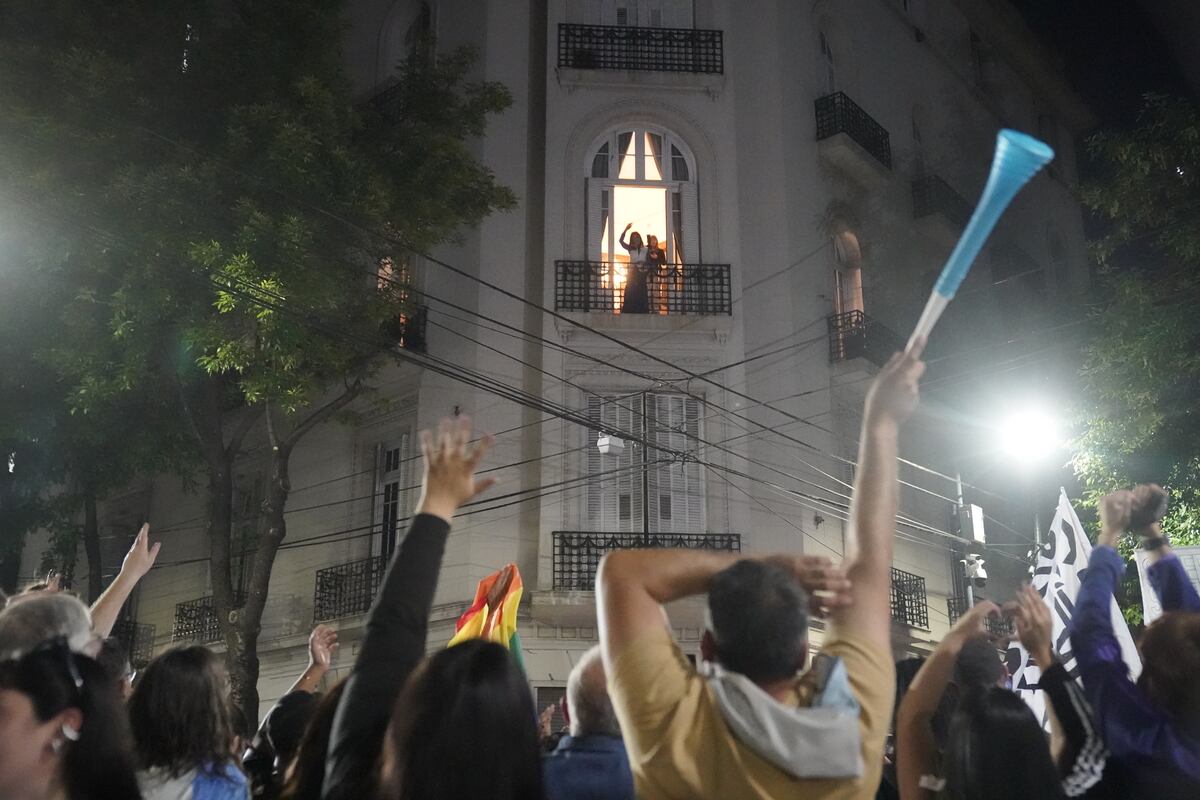 Cristina Kirchner en el balcón de su departamento, tras las elecciones nacionales. (Clarín)