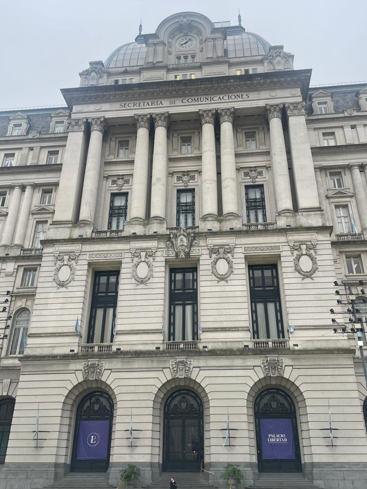 El Gobierno sacó el nombre "Centro Cultural Kirchner" de la Fachada del Palacio Libertad. (Gentileza Manuel Adorni)