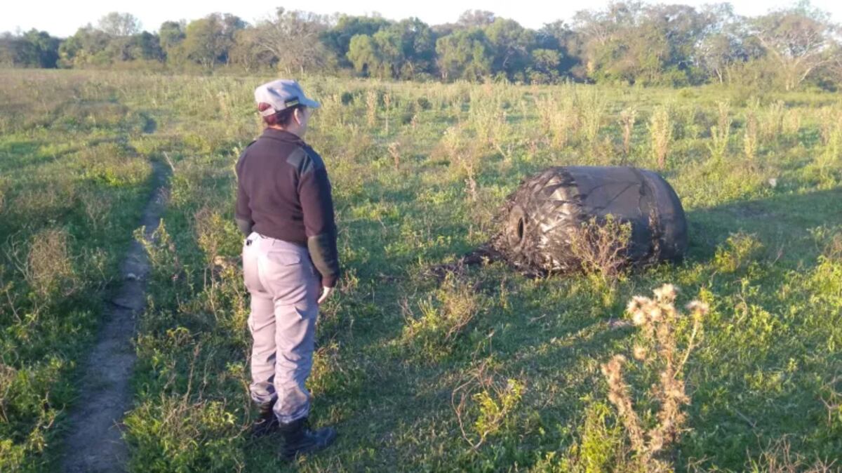 Cayó un objeto metálico del cielo en Puerto Tirol y generó alerta en la zona rural. (Diario Chaco)