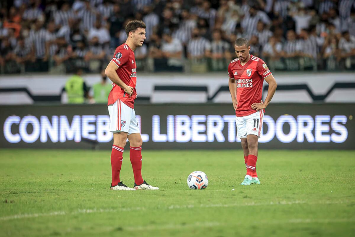 Los jugadores de River se lamentan después del tercer gol de Atlético Mineiro que sentenciaría el partido por los cuartos de final de la Copa Libertadores.