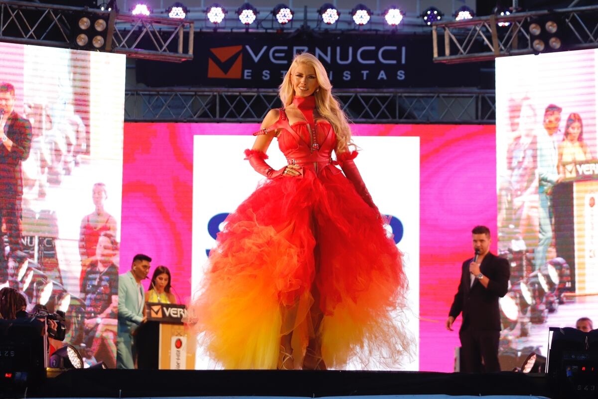 Desfile de los Hermanos Vernucci en Carlos Paz por comienzo de la temporada teatral y turistica 2023