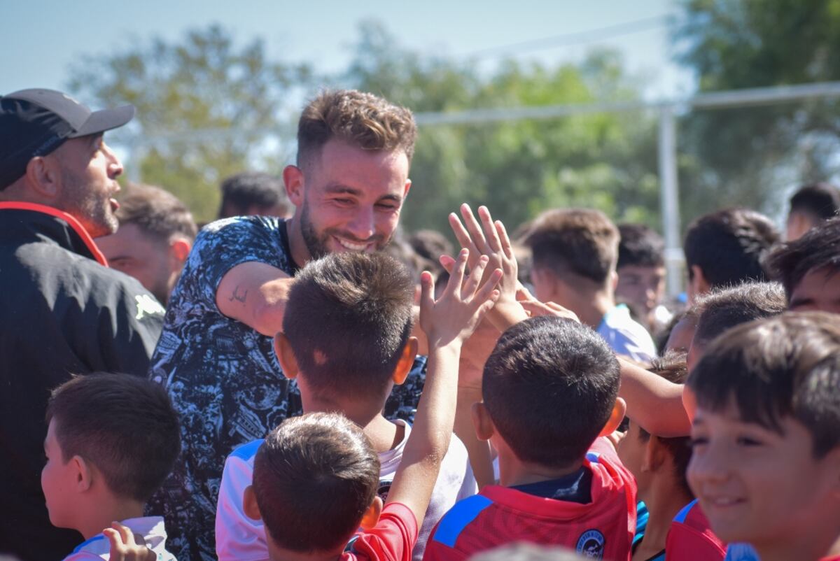 Luego del entrenamiento del plantel profesional, los alumnos de las escuelitas ingresaron al campo de juego para saludar los jugadores. (Foto: Club Atlético Belgrano)