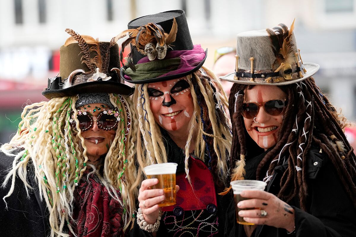 Cada año, se seleccionan tres personas para recibir los títulos de Jungfrau, Prinz y Bauer en el carnaval. (AP)