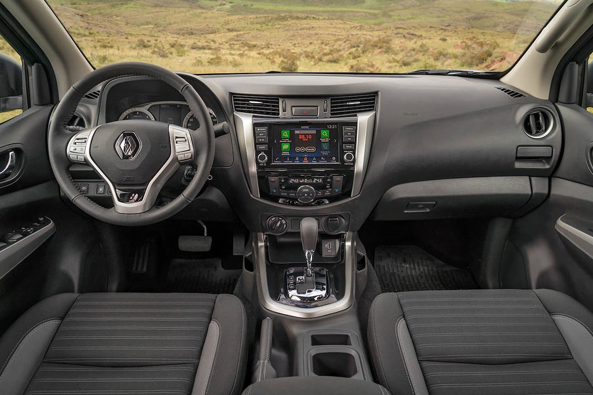 El nivel Intens cuenta con sistema multimedia con pantalla táctil de 8”, USB, wifi y dos parlantes y dos twitters en puertas delanteras y puertas traseras. También trae seis airbags (dos frontales, dos laterales y dos de cortina).