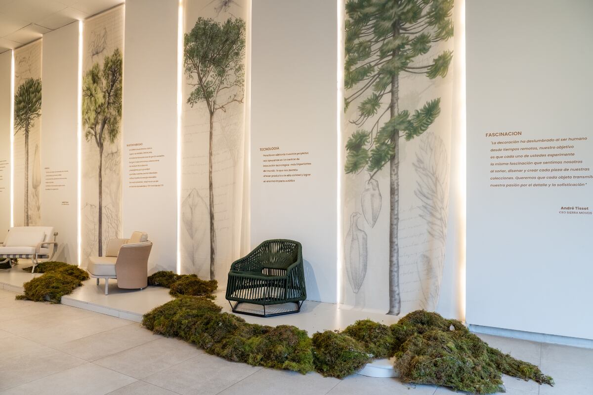 Obras de arte de gran altura, en tonos verdes, dialogan con los nuevos diseños de Sierra y con el interiorismo.