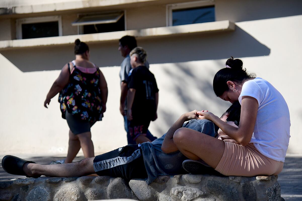 Las personas esperan largas horas para conocer el resultado de laboratorio. (Ramiro Pereyra / La Voz)