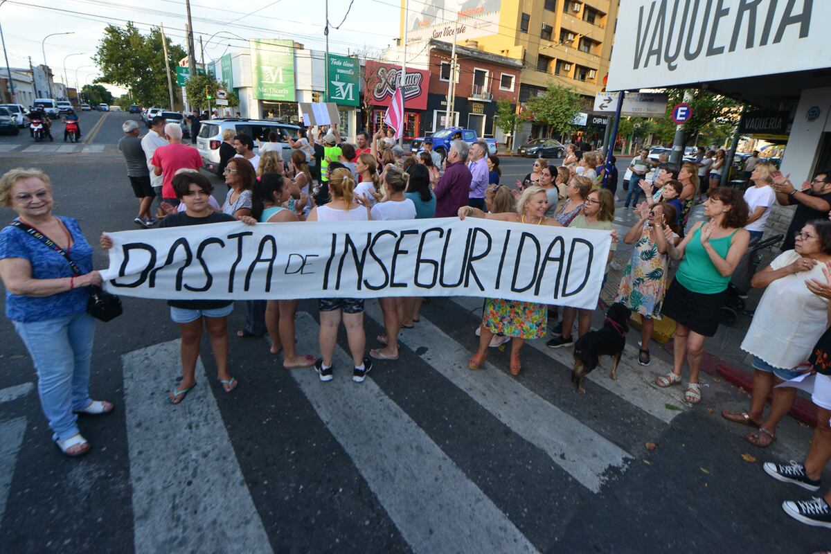 Marchas por inseguridad en distintos barrios de la ciudad de Córdoba San Vicente, Altamira, Empalme protesta de vecinos pidiendo mas seguridad.