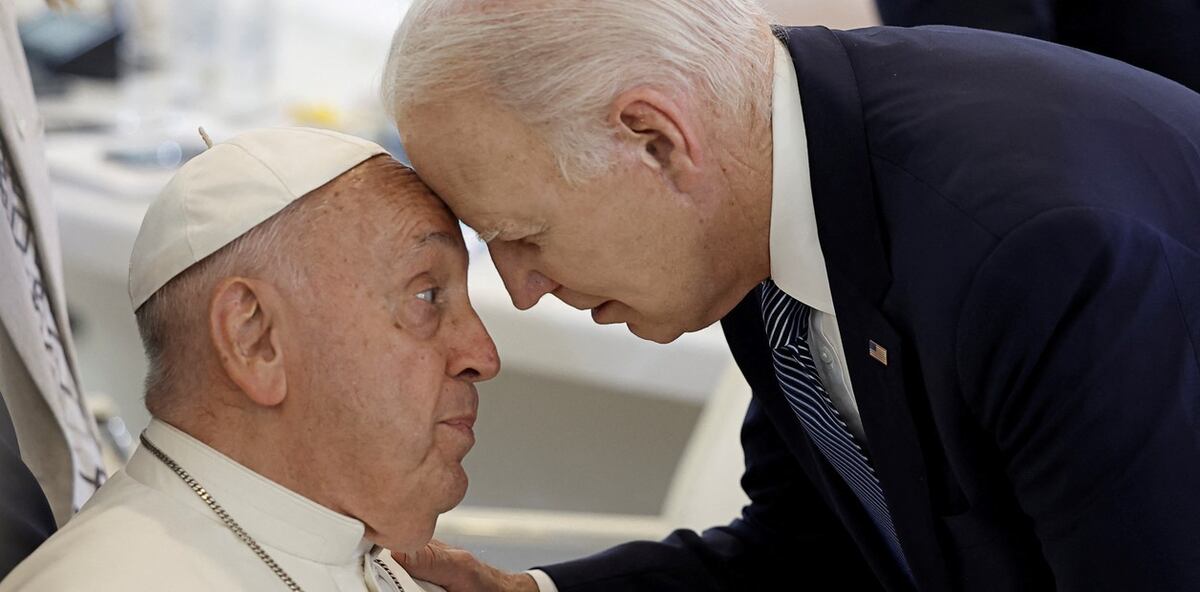 La foto cercana entre Biden y el papa Francisco.