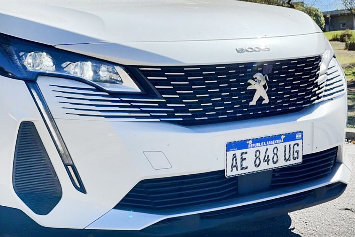 Peugeot 5008 frente prominente y detalles agresivos con la insignia del león. / Autocity