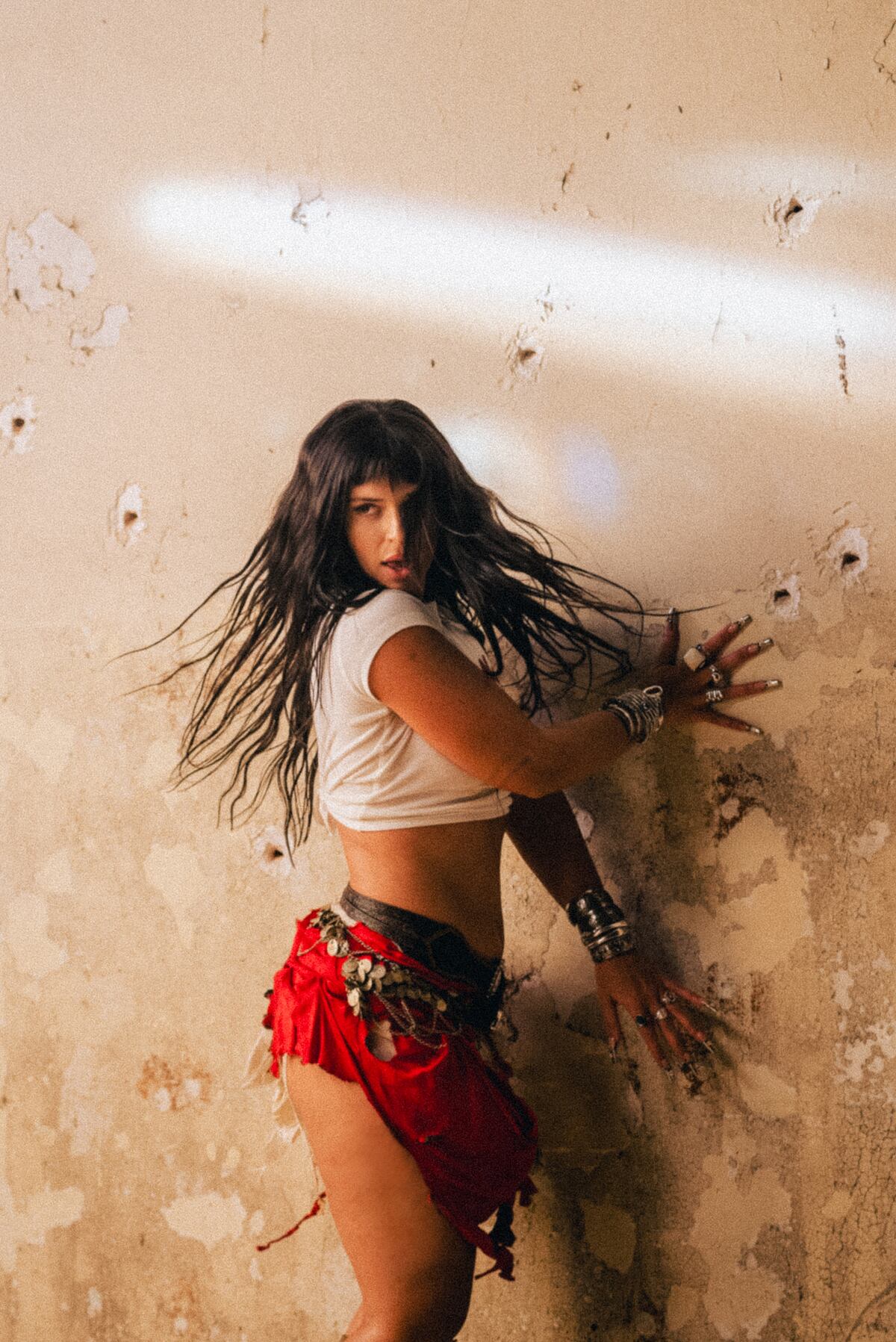 Nathy Peluso, sensual en el clip de "Ella tiene". (Sony Music)