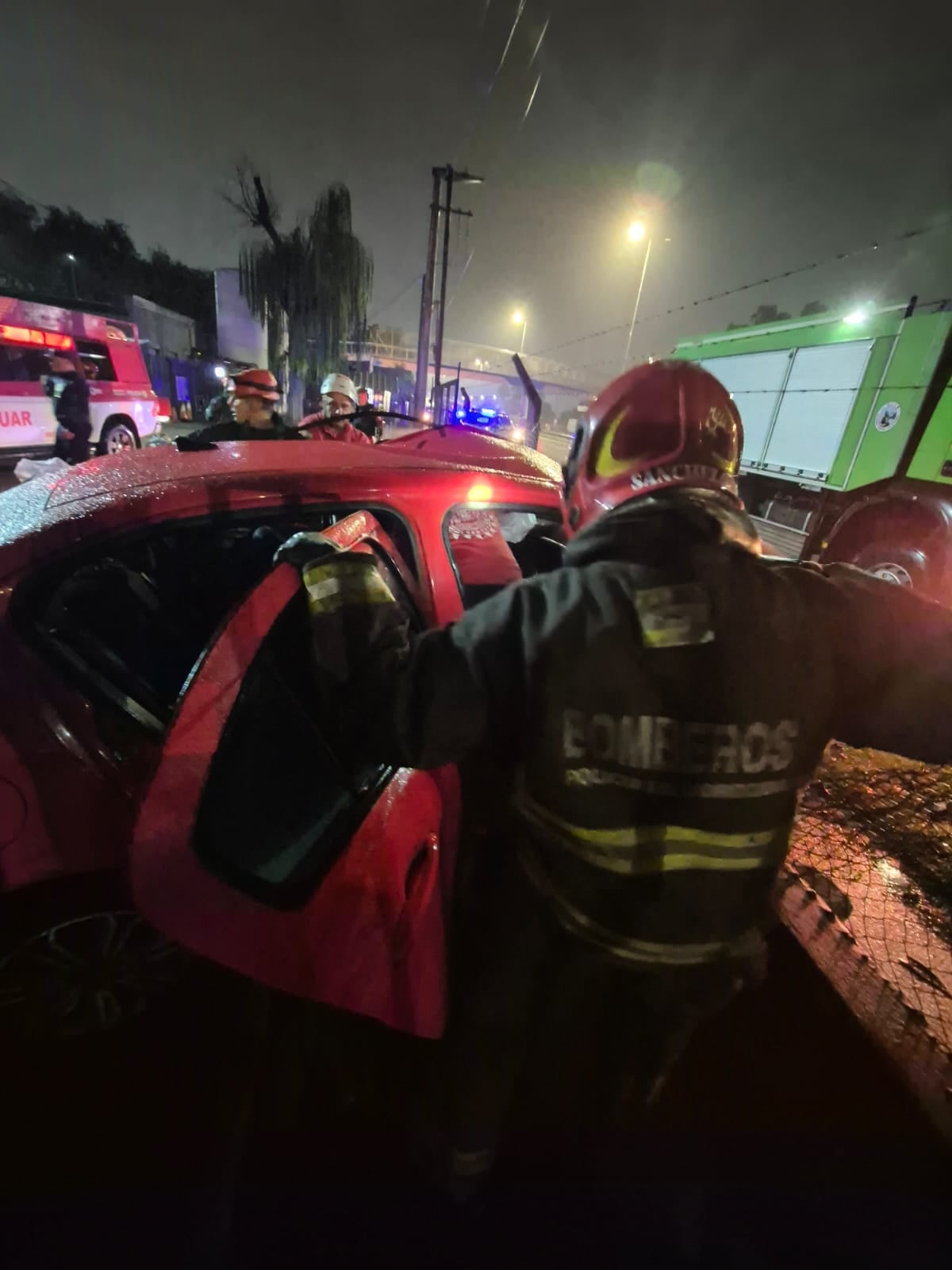Una madre y sus tres hijos resultaron heridos tras chocar contra un poste. (Policía de Córdoba)