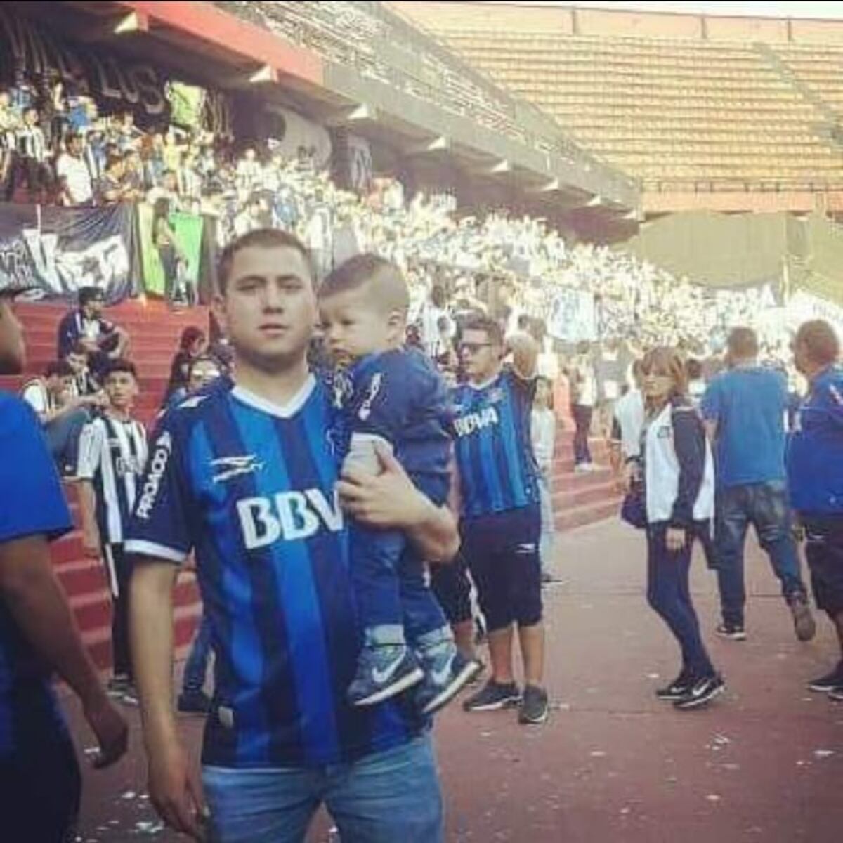 Ezequiel Maximilliano Córdoba es conocido como "Koki". Lleva a la cancha a ver a Talleres a su hijo Lorenzo Nicolás Córdoba, desde que este tiene cinco meses. Esta es la primera foto, en Santa Fe. Al niño, hoy de cinco años, todos le dicen "Bebucho". (Gentileza "Koki" Córdoba)