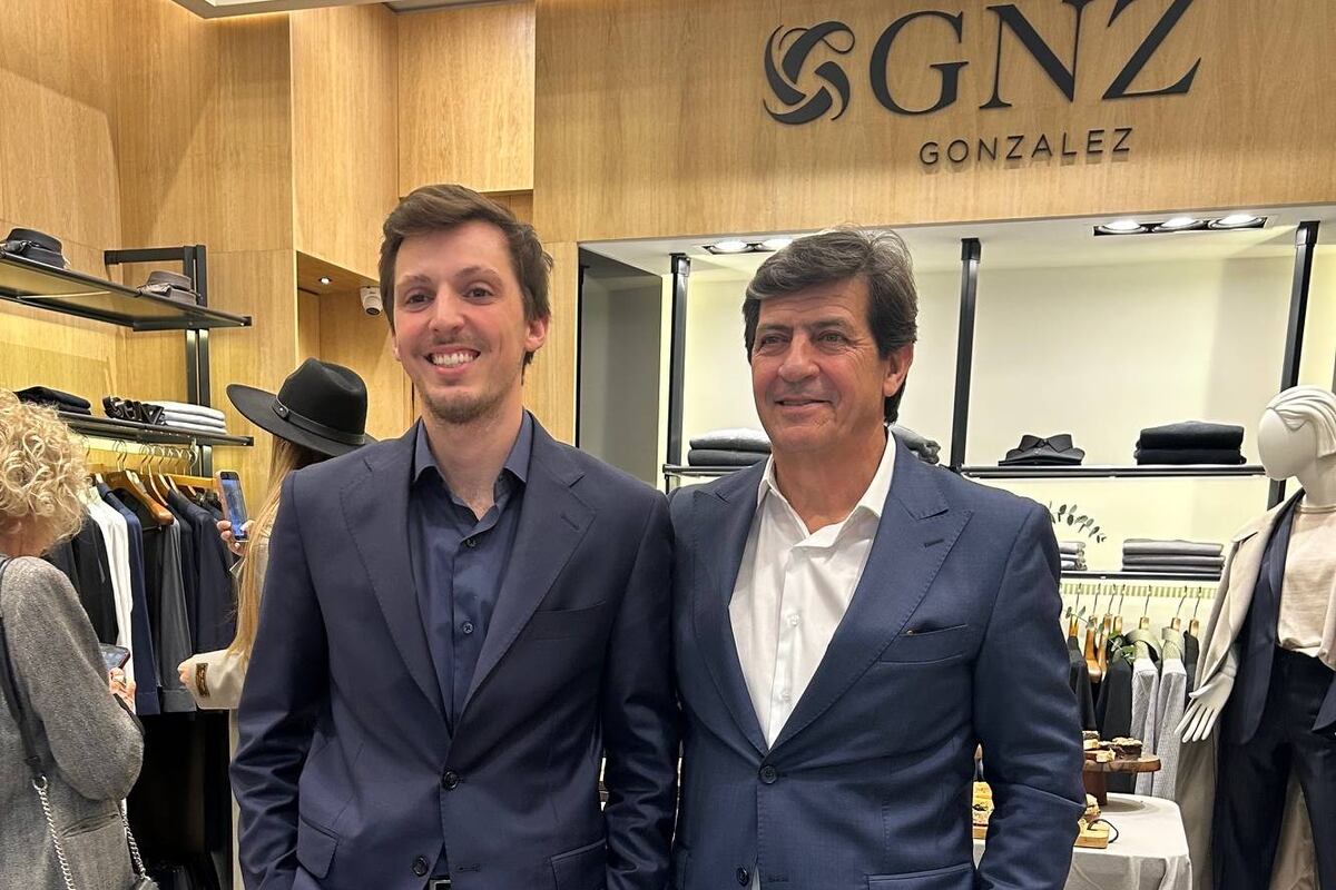 Nicolás y Alejandro Pernas, hijo y padre, propietarios de GNZ Gonzalez en su local de Córdoba Shopping. Entraron al espacio disponible del centro comercial pero, si se genera la chance, buscarán crecer en m2.