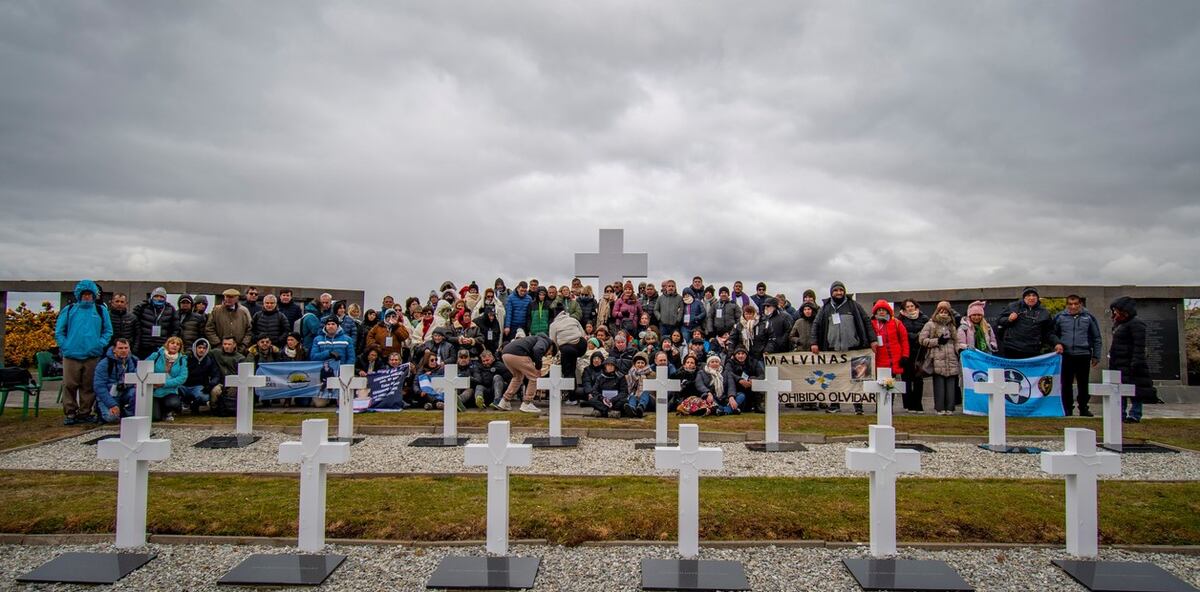 Emotivo reencuentro de familiares con los héroes caídos de Malvinas. (Foto: Clarín / Julián Bongiovanni)