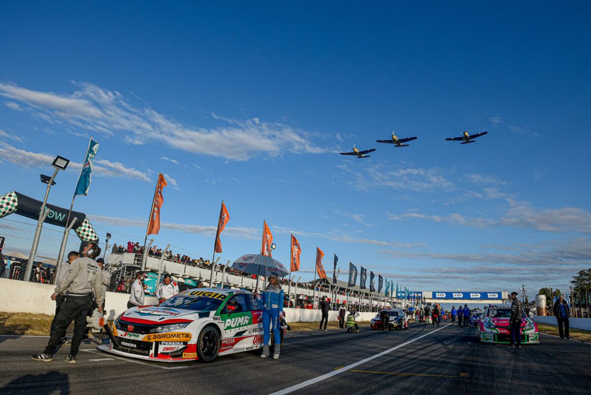 El público tuvo de todo en el Cabalén. Autos en pista, aviones Mentor de la cuadrilla histórica de la Fuerza Aérea, fuegos artificiales y el saludo de los ganadores hacia la tribuna. (Prensa TC2000)