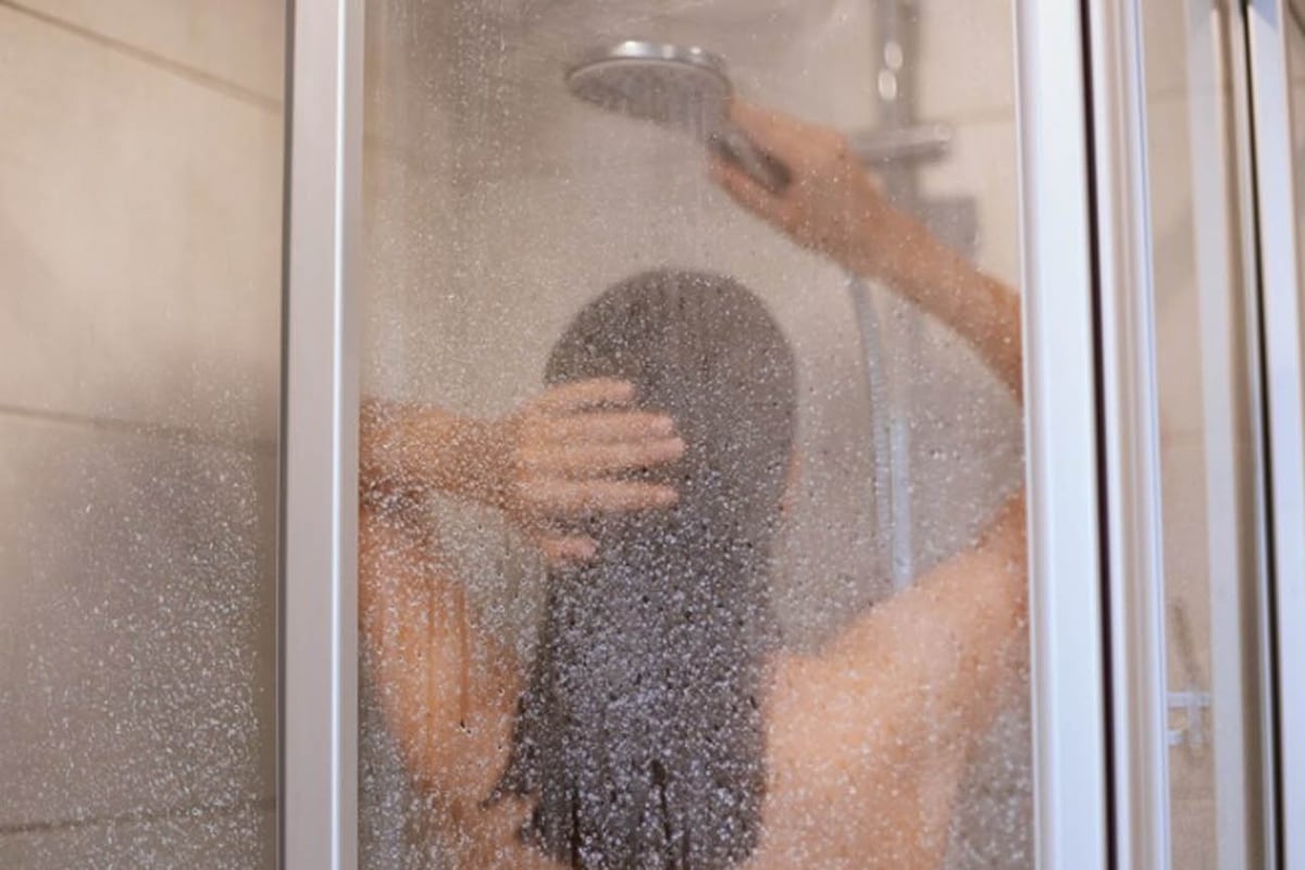 Cuidar la frecuencia del lavado y la temperatura del agua contribuyen a reducir el aspecto graso del cabello. (Freepik)