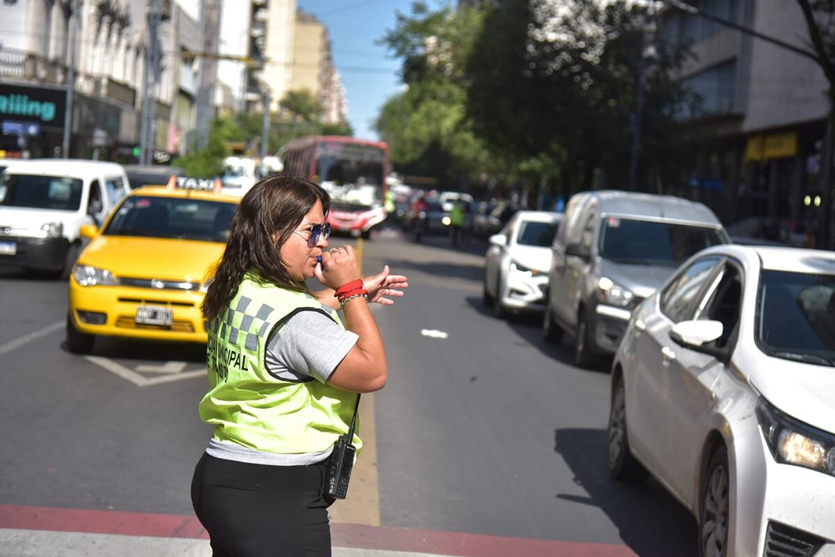 Se incendió un colectivo de la Tamse en pleno centro de Córdoba capital. Foto Ramiro Pereyra/La Voz