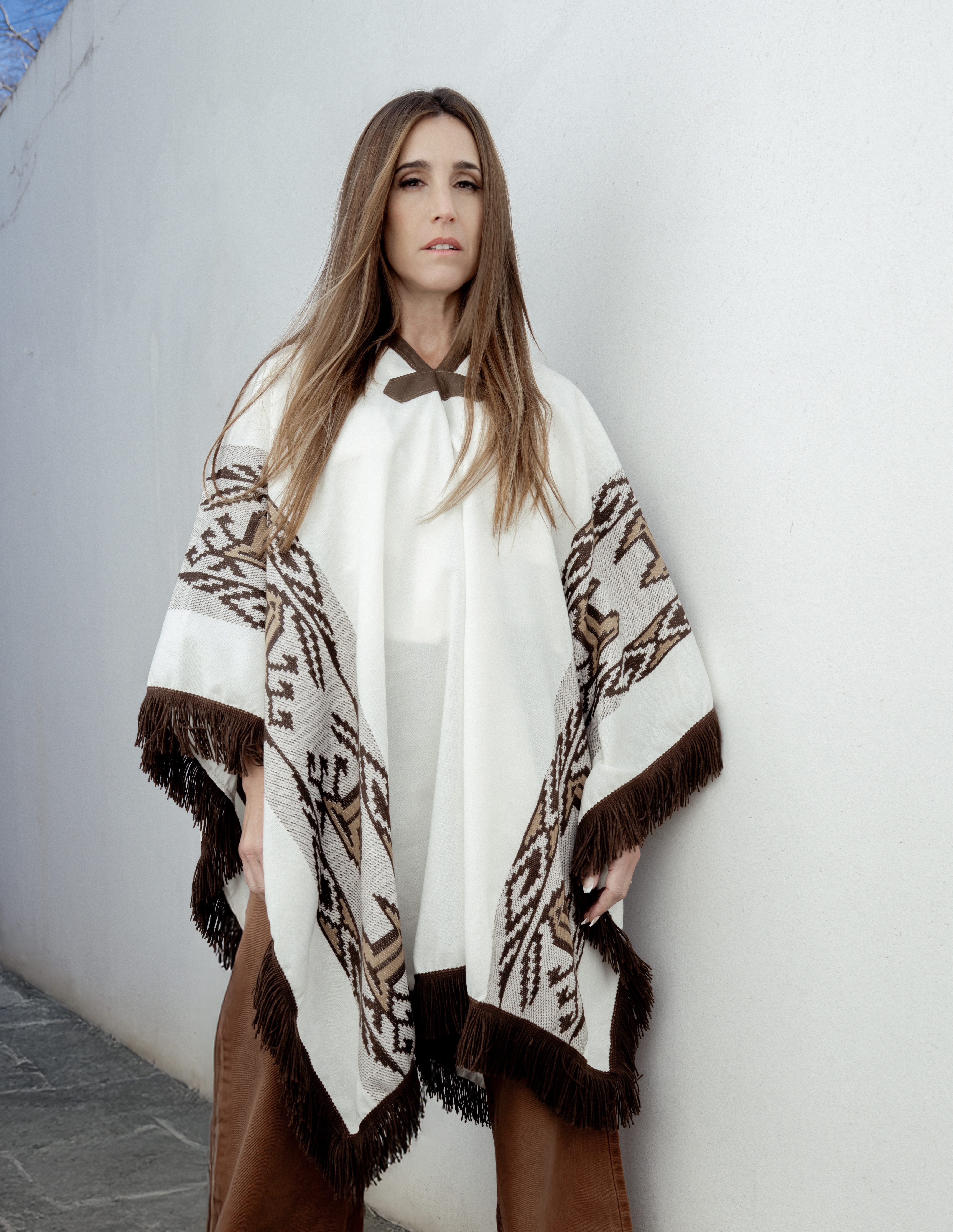 Soledad, con la réplica del poncho con el que debutó en Cosquín. La vende en su página oficial. (Gentileza Laureana Fenoy)