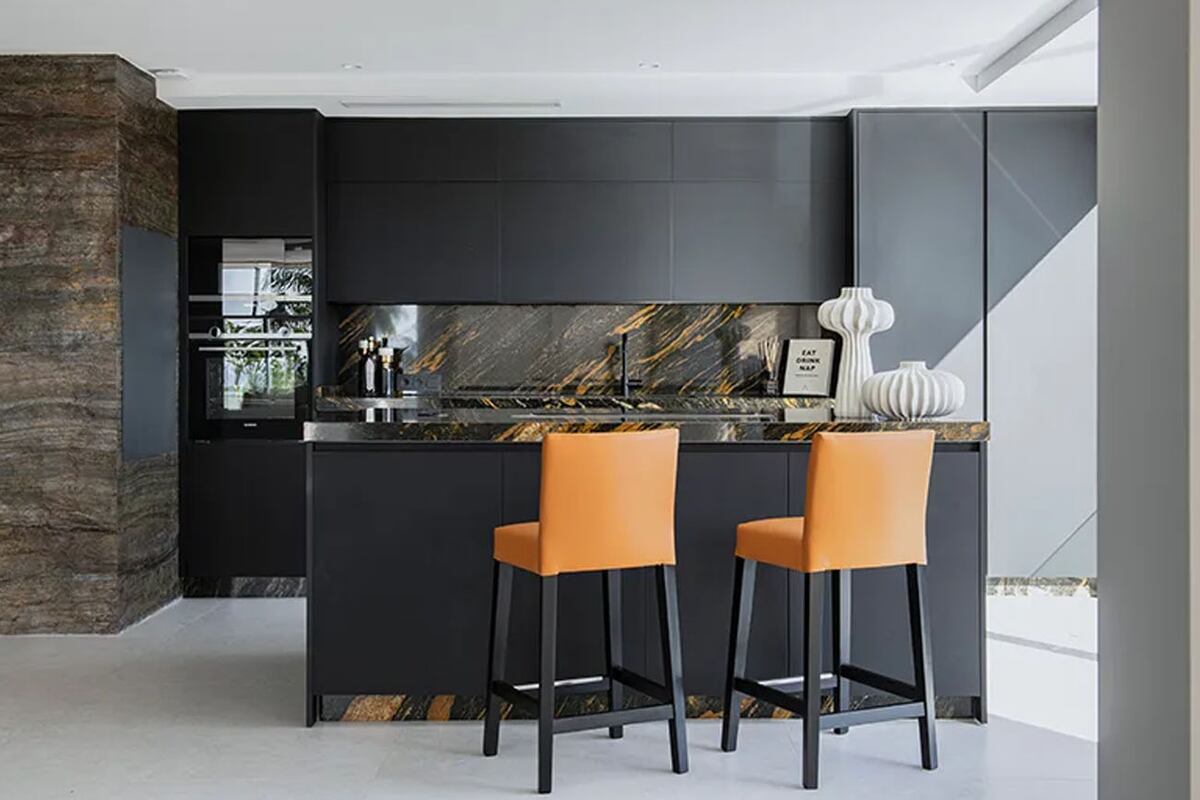 El negro ya es un viejo conocido en las cocinas modernas. Pinterest.