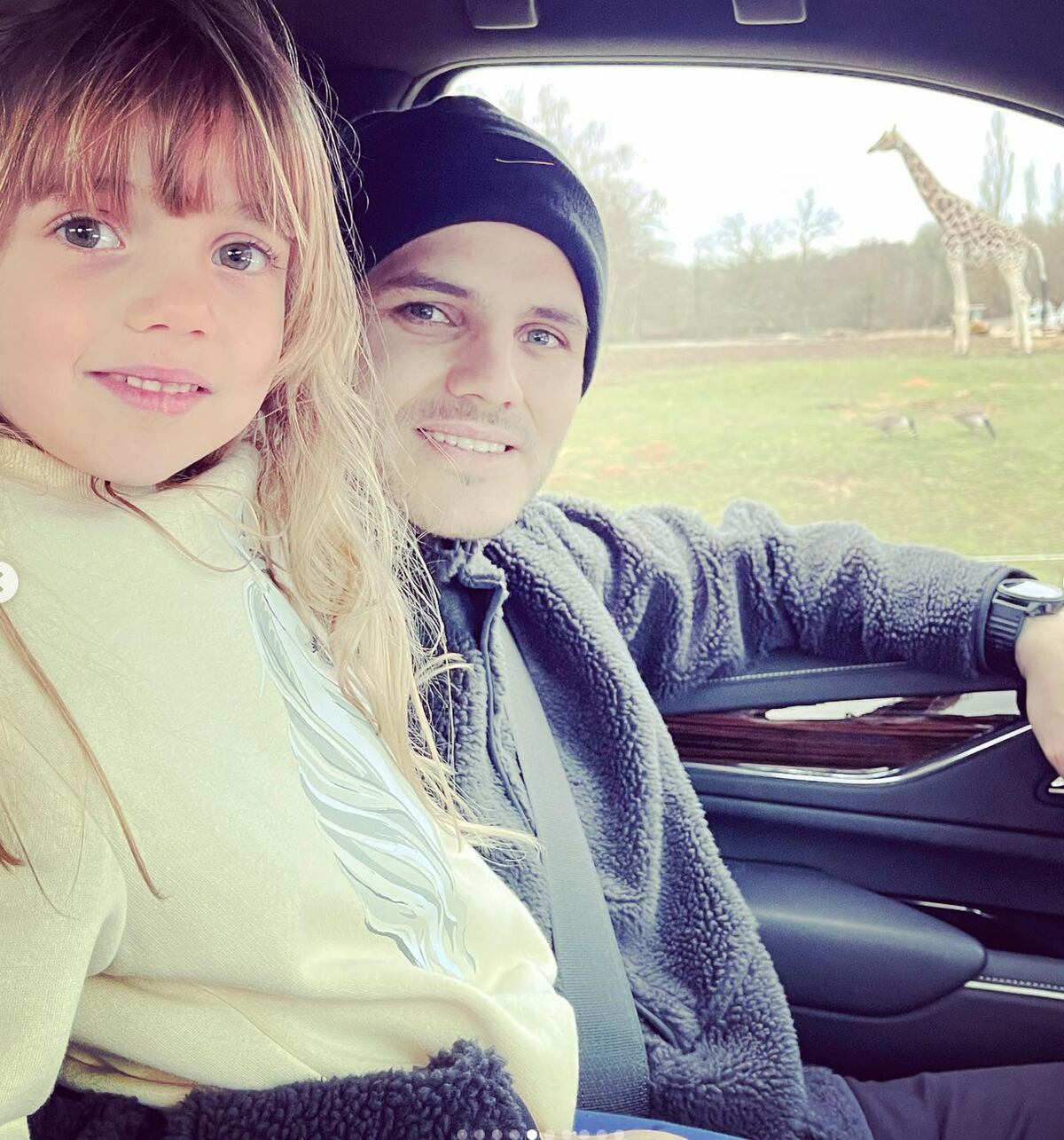 Mauro junto a su hija menor, Isabella.