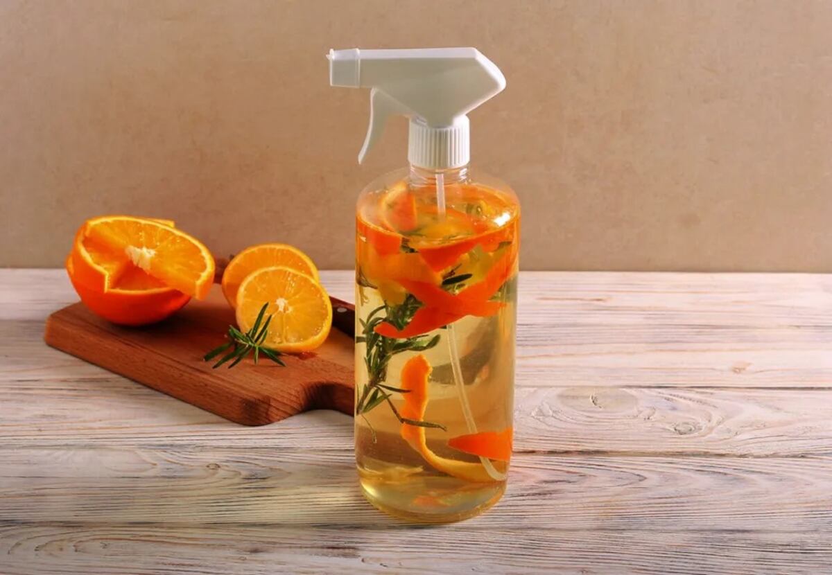 El truco de las abuelas: el limpiador natural de cáscaras de naranja y canela que limpia, perfuma y ahuyenta insectos