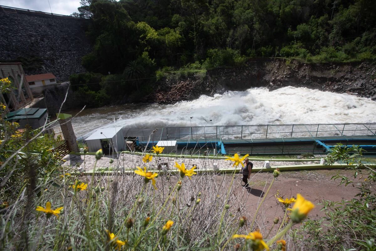 Dique de Embalse, este martes: se abrió una válvula de evacuación para bajar el nivel antes de que llegue el vertedero. Así, podría contener más lluvias (La Voz)