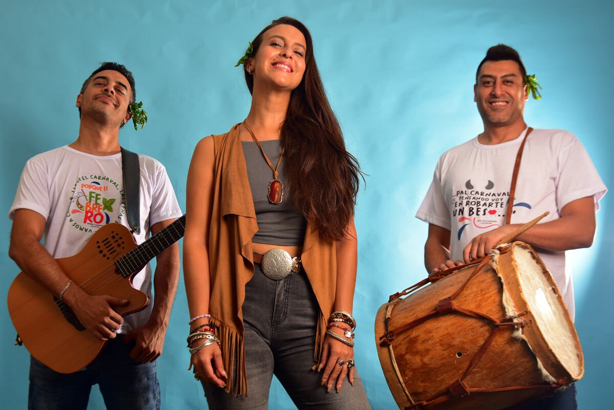 Loy Carrizo junto a sus músicos Alfredo Pernas (Guitarra) y Ever Barros (Bombo) (Jorge Peñaranda / La Voz)