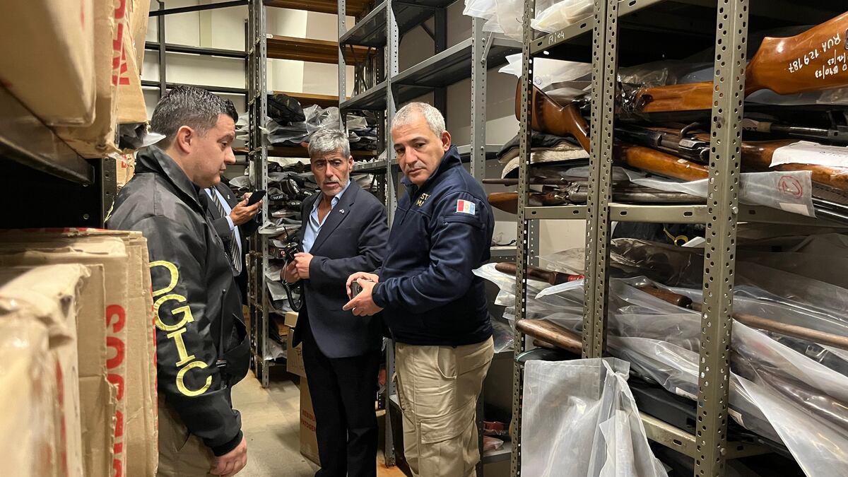 El ministro de Seguridad, Juan Pablo Quinteros, supervisó el operativo de traslado y destrucción de casi 8 mil armas de fuego incautadas por la Policía de Córdoba. (Policía de Córdoba)