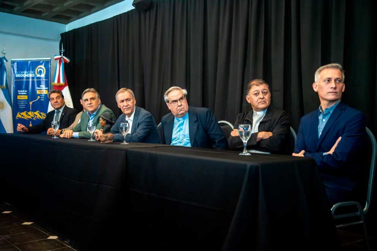Juan Schiaretti, Martín Llaryora y los obispos Ángel Rossi y Ricardo Araya en la presentación del Camino de Brochero. (Gobierno de Córdoba)