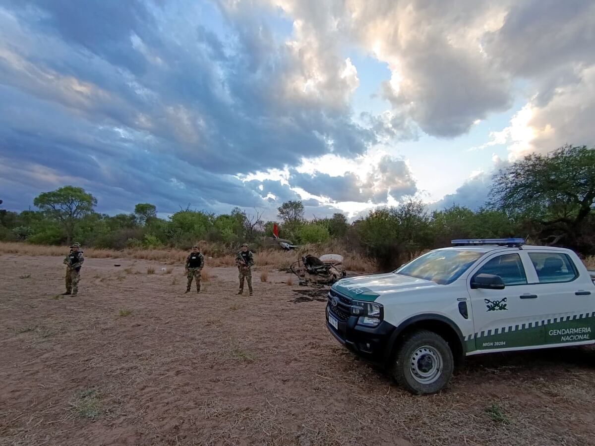 Hallaron una avioneta siniestrada que intentaba trasladar 364 kilos de cocaína, en Salta. (Gendarmería)
