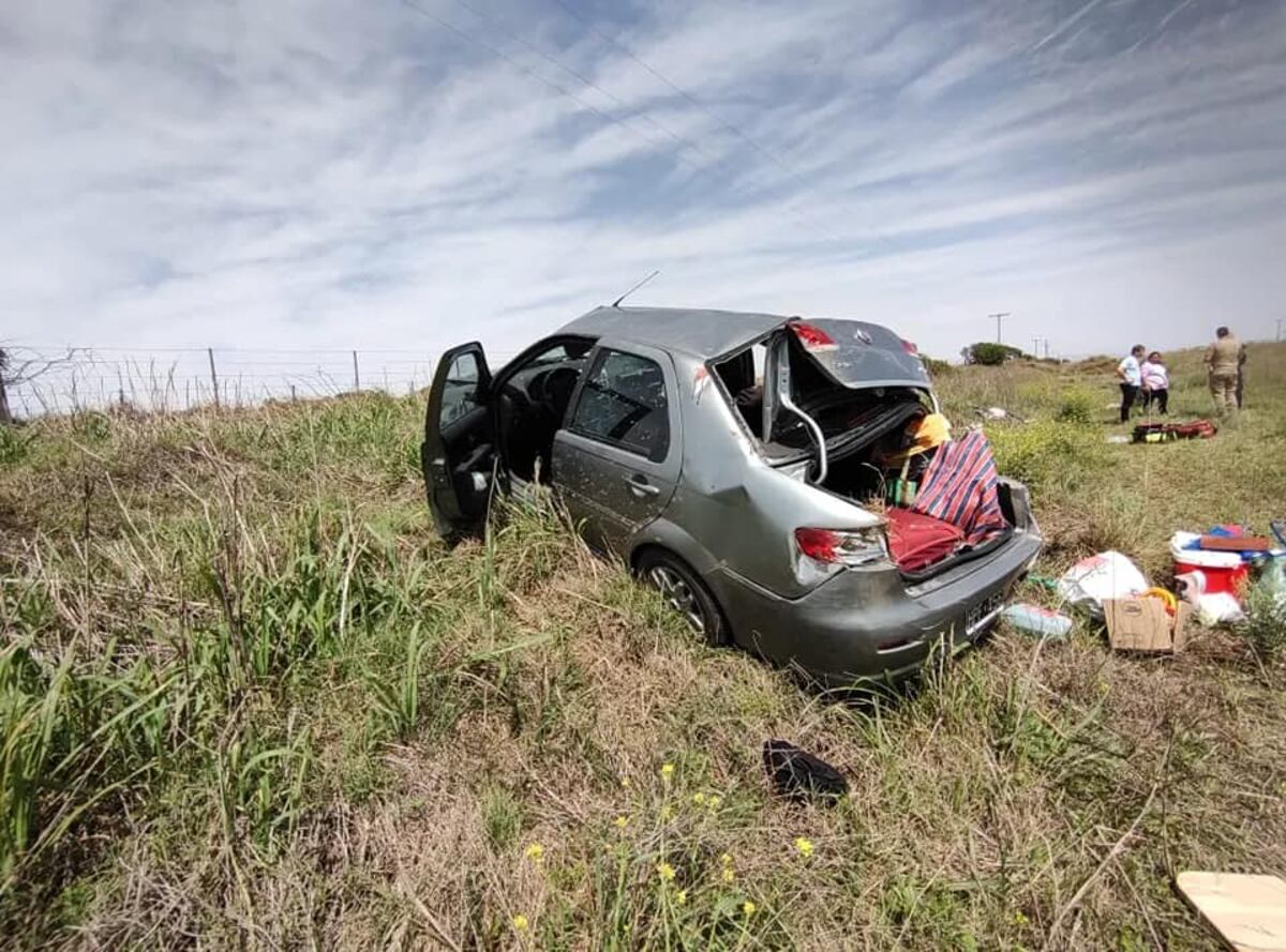 Vuelco fatal. La pareja se trasladaba desde San Francisco hacia Merlo, en la provincia de San Luis (Gentileza Bomberos de Río Cuarto).