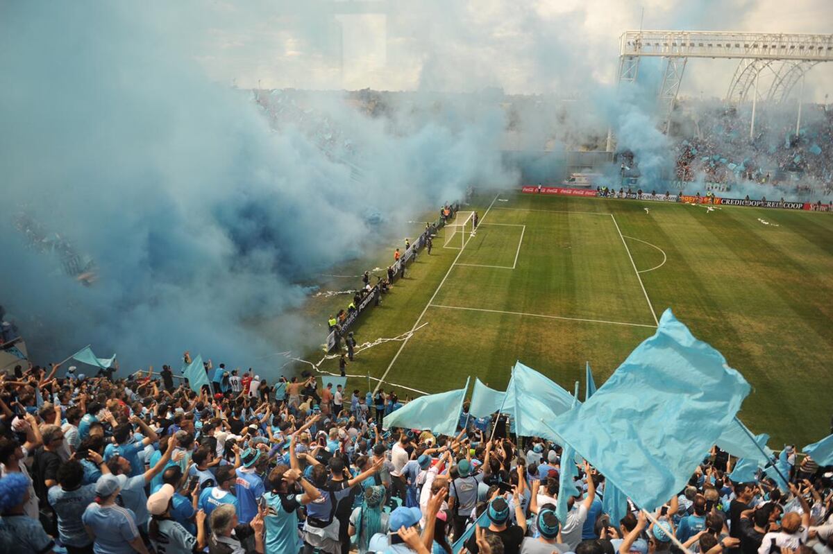 La locura de los hinchas de Belgrano en San Nicolás. Fue en 2022 en el ascenso a Primera (La Voz / Archivo).
