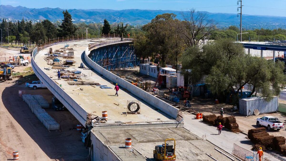 La obra del puente curvo entre las avenidas Ejército Argentino y República China está casi finalizado (Gentileza)