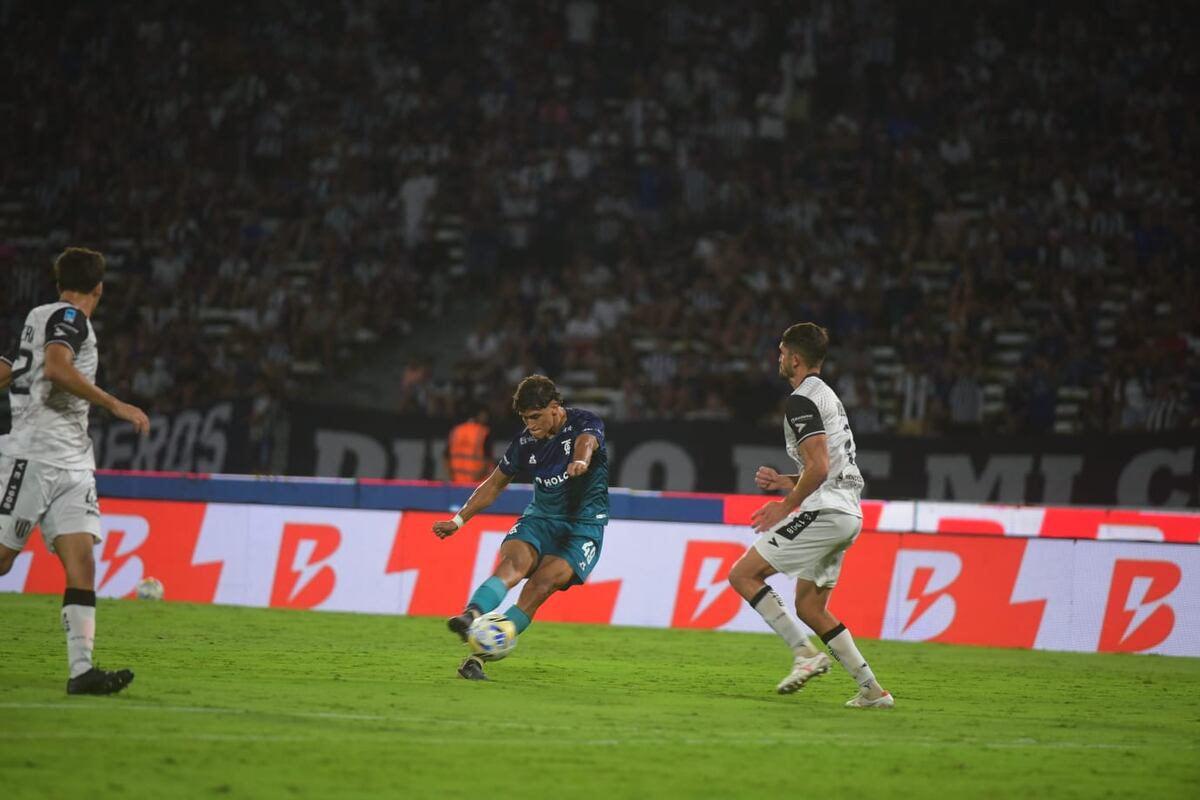 El derechazo de Valentín Dávila para el 2-1 de Talleres ante Gimnasia de Mendoza en el Kempes. (Nicolás Bravo / La Voz)